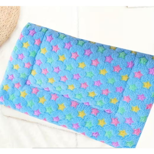 pet mat Blue star design M size suitable for all seasons, featuring a double-layered fleece blanket.-مرتبة حيوانات أليفة سميكة مناسبة لجميع الفصول، تتميز ببطانية صوف  مزدوجة  الطبقات